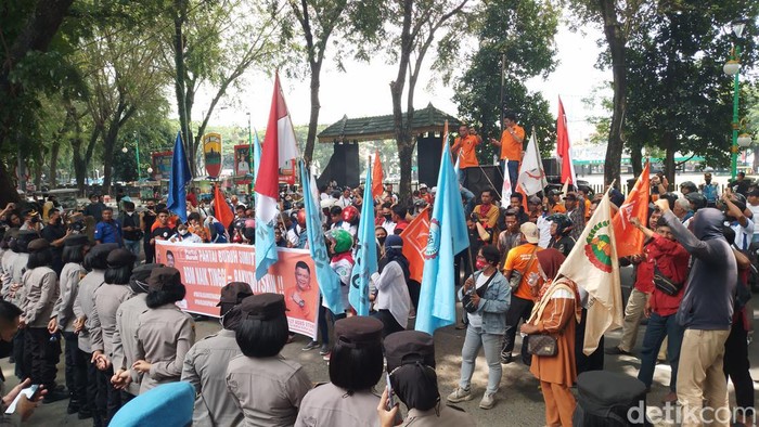 Demo buruh tolak kenaikan harga BBM di DPRD Sumut.