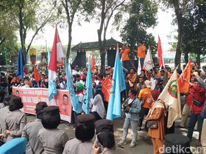 Demo Buruh Tolak Kenaikan Harga BBM di DPRD Sumut: Yang Miskin Makin Miskin