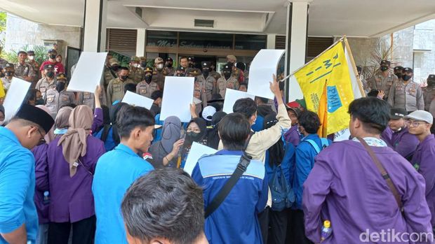 Demo di DPRD Subang.