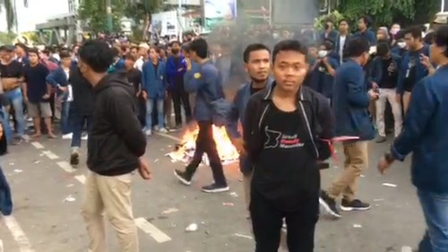 Ribuan mahasiswa yang tergabung dalam Aliansi Rakyat NTB Menggugat melakukan demonstrasi menolak kenaikan BBM di depan Kantor DPRD NTB, Mataram, Selasa (6/9/2022).