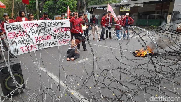 Demo mahasiswa menolak kenaikan harga BBM di sekitar Istana Bogor telah selesai, Mahasiswa membubarkan diri ketika hujan deras mengguyur lokasi demonstrasi. (M Sholihin/detikcom)