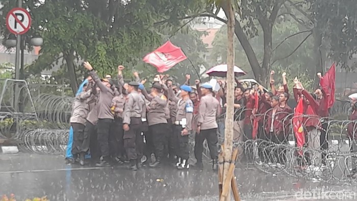 Demo mahasiswa menolak kenaikan harga BBM di sekitar Istana Bogor telah selesai, Mahasiswa membubarkan diri ketika hujan deras mengguyur lokasi demonstrasi. (M Sholihin/detikcom)