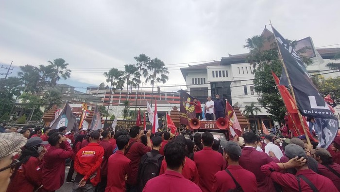 demo mahasiswa surabaya di depan dprd jatim