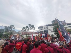 Sederet Aksi Buruh-Mahasiswa Jatim Tolak BBM Naik, Bakar Ban hingga Rusak Pagar