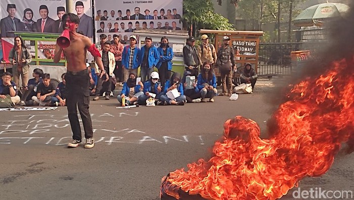 Demo tolak BBM di Bandung.