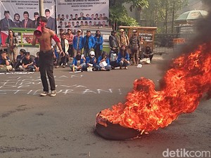 Bakar Ban Depan DPRD Jabar, Mahasiswa Bandung: Jokowi Gagal!