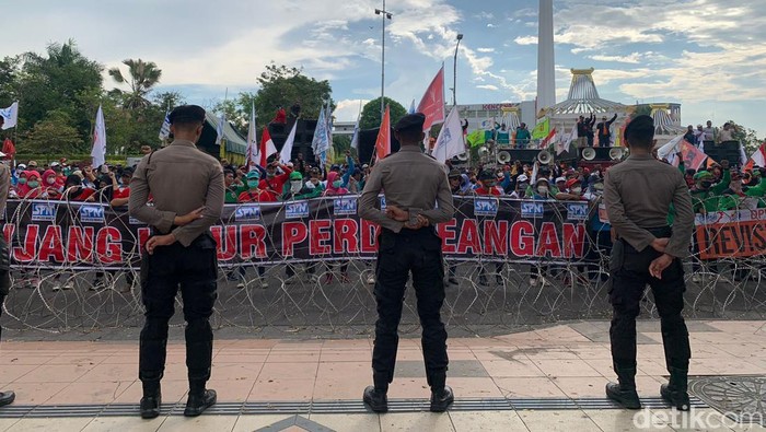 Demo tolak BBM naik buruh di kantor Gubernur Jatim