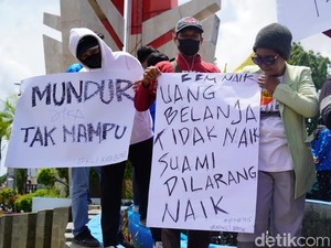 Demo Harga BBM Naik di Bone, Massa Bikin Tulisan Nyeleneh Sindir Pemerintah