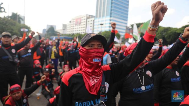 Sejumlah aliansi buruh melakukan aksi demo di depan Gedung DPR RI, Jakarta, Selasa (6/9/2022). Demo ini menuntut 3 tuntutan yaitu menolak kenaikan harga BBM, menolak omnibus law UU Cipta Kerja, dan kenaikan upah UMK 2023 sebesar 10-13%. (CNBC Indonesia/ Muhammad Sabki)