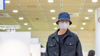Aktor Jung Woo Sung yang juga dikenal sebagai Duta Komisioner Tinggi PBB untuk Pengungsi tertangkap kamera hadir di Frieze Seoul. Dia mengenakan topi kupluk, celana gondrong, dan jaket kulit berwarna hitam.  Foto: Getty Images