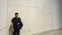 Aktor Baek Hyeon Jin yang juga dikenal sebagai pelukis menghadiri Frieze Seoul 2022. Foto: Istimewa