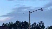 Meski bukan seorang pilot, tapi Cory tahu cara menerbangkan pesawat. Yang dia tidak tahu adalah, bagaimana cara untuk mendaratkan pesawat. Alhasil satu kota dibuat panik. Pengunjung Walmart langsung dievakuasi. (AP)