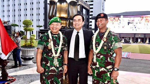 Effendi Simbolon (tengah) diapit Jenderal Andika Perkasa (kanan) dan Jenderal Dudung Abdurachman (kiri).