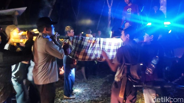 Evakuasi pencari madu yang ditemukan tewas di hutan PTPN XII Banyuwangi