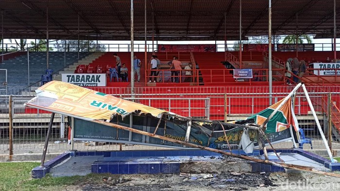 Fasilitas di Stadion H Dimurthala yang dibakar penonton saat laga Persiraja melawan PSMS. (Agus Setyadi/detikSumut)