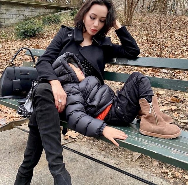 Sebelum dipenjara karena terlibat kasus suap, Pinangki tampil stylish saat berwisata ke luar negeri. Dia juga disebut-sebut menjalani operasi plastik di Amerika Serikat sehingga wajahnya terlihat glowing. Foto: Dok. Instagram @pinangkit.