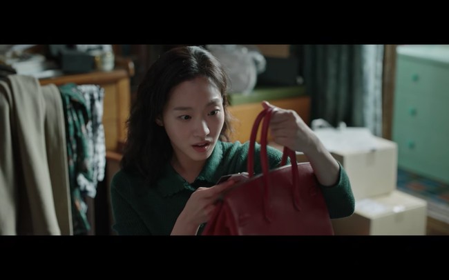 Penyelidikan di rumah mendiang rekan kerjanya dilanjutkan. Dia mencoba mencari tahu aliran dana gelap tersebut dengan melihat pembukuan Hwa Young. Kim Go Eun memakai atasan hijau berkerah dari Lenina seharga ₩168,000 atau sekitar Rp 1,8 jutaan. Foto: dok. Netflix