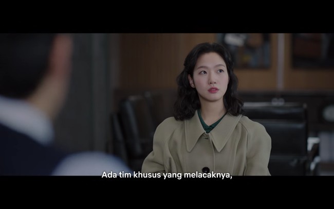 Setelah kematian rekan kerjanya yang misterius, Kim Go Eun memutuskan untuk ikut penyelidikan dan mencari keberadaan dana gelap sebesar 70 miliar won. Dia datang ke kantor lamanya memakai coat panjang berwarna krem dari Lemaire seharga $1,103 atau sekitar Rp 16,4 jutaan. Foto: dok. Netflix