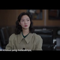 Setelah kematian rekan kerjanya yang misterius, Kim Go Eun memutuskan untuk ikut penyelidikan dan mencari keberadaan dana gelap sebesar 70 miliar won. Dia datang ke kantor lamanya memakai coat panjang berwarna krem dari Lemaire seharga $1,103 atau sekitar Rp 16,4 jutaan. Foto: dok. Netflix