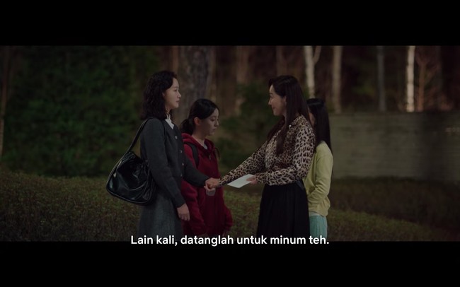 Kim Go Eun banyak memakai cardigan karena syuting Little Women saat musim dingin. Salah satunya dikenakan saat menjemput si bungsu Park Ji Hu yang menjual lukisannya kepada temannya. Sang aktris memakai cardigan abu-abu seharga $117 atau sekitar Rp 1,7 jutaan dengan tas Bundle Bag dari brand lokal Yeomim seharga ₩129,000 atau sekitar Rp 1,4 jutaan. Foto: dok. Netflix