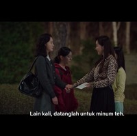 Kim Go Eun banyak memakai cardigan karena syuting Little Women saat musim dingin. Salah satunya dikenakan saat menjemput si bungsu Park Ji Hu yang menjual lukisannya kepada temannya. Sang aktris memakai cardigan abu-abu seharga $117 atau sekitar Rp 1,7 jutaan dengan tas Bundle Bag dari brand lokal Yeomim seharga ₩129,000 atau sekitar Rp 1,4 jutaan. Foto: dok. Netflix