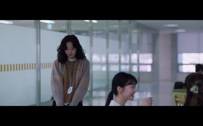 Pemeran Oh In Joo itu dikucilkan di lingkungan kantornya karena berasal dari keluarga miskin. Namun harga cardigan yang dikenakan Kim Go Eun ternyata mencapai ₩538,000 atau sekitar Rp 5,8 jutaan. Cardigan bernuansa pastel pink dan ungu itu merupakan koleksi brand Vanessa Bruno. Foto: dok. Netflix