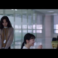 Pemeran Oh In Joo itu dikucilkan di lingkungan kantornya karena berasal dari keluarga miskin. Namun harga cardigan yang dikenakan Kim Go Eun ternyata mencapai ₩538,000 atau sekitar Rp 5,8 jutaan. Cardigan bernuansa pastel pink dan ungu itu merupakan koleksi brand Vanessa Bruno. Foto: dok. Netflix