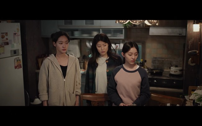Drama Korea Little Women menampilkan Kim Go Eun sebagai anak sulung yang terseret kasus aliran dana gelap bersama adik-adiknya. Di awal episode, sang aktris terlihat memakai jaket polos berbahan wol seharga ₩140,000 atau sekitar Rp 1,5 jutaan dari koleksi brand lokal Korea SY2C. Foto: dok. Netflix