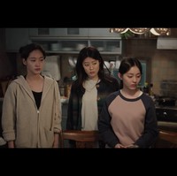 Drama Korea Little Women menampilkan Kim Go Eun sebagai anak sulung yang terseret kasus aliran dana gelap bersama adik-adiknya. Di awal episode, sang aktris terlihat memakai jaket polos berbahan wol seharga ₩140,000 atau sekitar Rp 1,5 jutaan dari koleksi brand lokal Korea SY2C. Foto: dok. Netflix