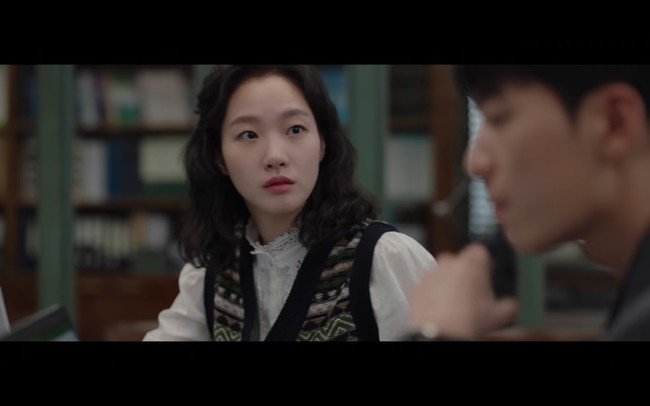 Fakta mengejutkan ditemukan Kim Go Eun setelah membaca pesan lama rekan kerjanya yang digosipkan menjadi orang ketiga dalam rumah tangga direktur Shin. Saat melakukan penyelidikan bersama Wi Ha Joon, dia memakai kemeja putih yang dipadukan dengan Jacquard Low Vest dari Urago seharga $95 atau Rp 1,4 jutaan. Foto: dok. Netflix