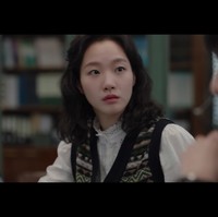 Fakta mengejutkan ditemukan Kim Go Eun setelah membaca pesan lama rekan kerjanya yang digosipkan menjadi orang ketiga dalam rumah tangga direktur Shin. Saat melakukan penyelidikan bersama Wi Ha Joon, dia memakai kemeja putih yang dipadukan dengan Jacquard Low Vest dari Urago seharga $95 atau Rp 1,4 jutaan. Foto: dok. Netflix