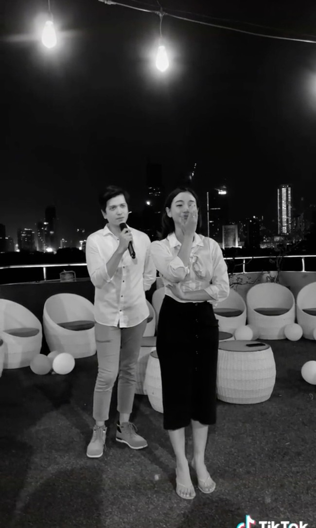 Dalam video unggahan di TikTok terlihat jika awalnya bintang sinetron Ikatan Cinta itu tampak menonton sebuah video dengan iringan lagu A Thousand Years. Sambil menonton video tersebut Glenca tampak menangis dan mengusap matanya. Foto: TikTok/@glencachysaraofficial