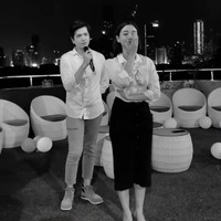 Dalam video unggahan di TikTok terlihat jika awalnya bintang sinetron Ikatan Cinta itu tampak menonton sebuah video dengan iringan lagu A Thousand Years. Sambil menonton video tersebut Glenca tampak menangis dan mengusap matanya. Foto: TikTok/@glencachysaraofficial