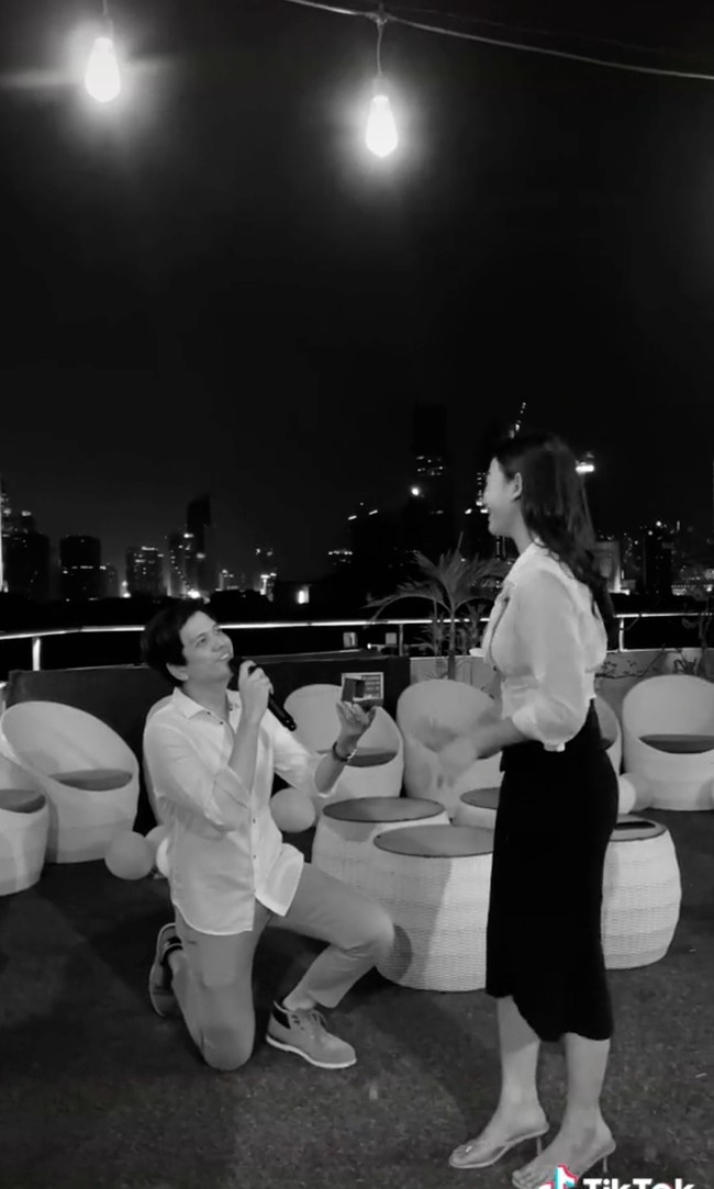 Rendi Jhon tampak sudah berdiri di belakang Glenca Chysara. Sehingga ketika Glenca berbalik, Rendi pun langsung berlutut dan mengeluarkan sebuah kotak berisi cincin untuk melamar kekasihnya itu. Foto: TikTok/@glencachysaraofficial