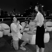 Rendi Jhon tampak sudah berdiri di belakang Glenca Chysara. Sehingga ketika Glenca berbalik, Rendi pun langsung berlutut dan mengeluarkan sebuah kotak berisi cincin untuk melamar kekasihnya itu. Foto: TikTok/@glencachysaraofficial