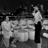 Glenca yang melihat Rendi berlutut dan mengeluarkan kotak berisi cincin langsung terkejut dan sampai menangis terharu. Jadi mau nggak menikah sama aku? tanya Rendi. Foto: TikTok/@glencachysaraofficial