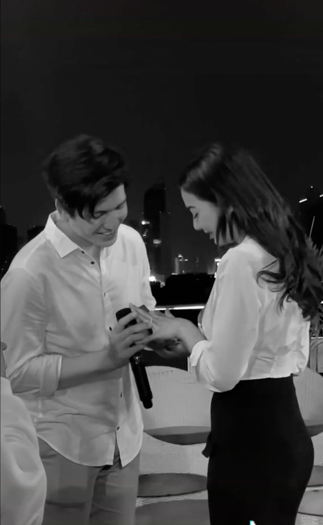 Tak membutuhkan waktu lama untuk menjawab pertanyaan Rendi, Glenca langsung menganggukan kepalanya yang menjadi tanda jika dirinya menerima lamaran Rendi dan siap menikah dengannya. Rendi pun langsung memasangkan cincin tersebut ke jari manis Glenca. Foto: TikTok/@glencachysaraofficial