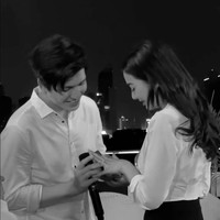 Tak membutuhkan waktu lama untuk menjawab pertanyaan Rendi, Glenca langsung menganggukan kepalanya yang menjadi tanda jika dirinya menerima lamaran Rendi dan siap menikah dengannya. Rendi pun langsung memasangkan cincin tersebut ke jari manis Glenca. Foto: TikTok/@glencachysaraofficial