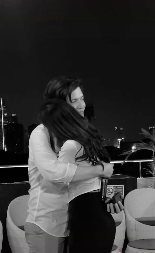 Glenca dan Rendi terlihat saling berpelukan. Glenca sendiri tampak begitu terharu sampai menangis mendapatkan kejutan lamaran romantis dari Rendy. Foto: TikTok/@glencachysaraofficial
