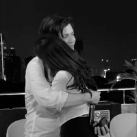 Glenca dan Rendi terlihat saling berpelukan. Glenca sendiri tampak begitu terharu sampai menangis mendapatkan kejutan lamaran romantis dari Rendy. Foto: TikTok/@glencachysaraofficial