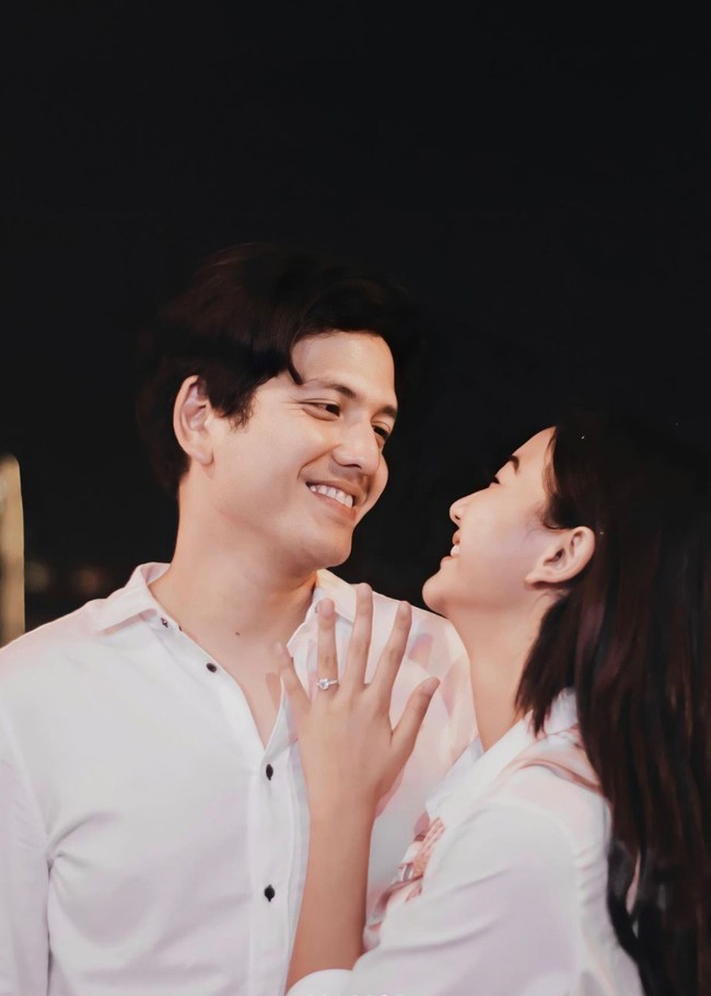 Ekspresi bahagia terlihat jelas di wajah Glenca Chysara dan Rendi Jhon. Dalam foto terlihat Glenca yang memamerkan cincin lamaran pemberian Rendi ke arah kamera. Foto: Instagram/@glencachysaraofficial