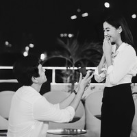 Melalui akun media sosialnya Glenca Chysara tampak memamerkan momen-momen romantis saat dirinya di lamar. Tak hanya di Instagram, Glenca juga mengunggah video detik-detik Rendi Jhon melamarnya ke akun TikTok. Foto: Instagram/@glencachysaraofficial