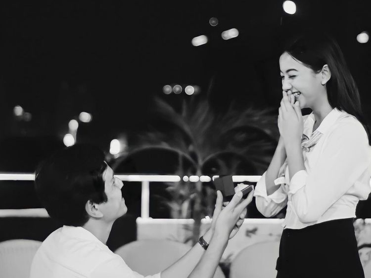 8 Foto Lamaran Romantis Rendi Jhon yang Buat Glenca Chysara Nangis Terharu