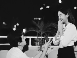 8 Foto Lamaran Romantis Rendi Jhon yang Buat Glenca Chysara Nangis Terharu