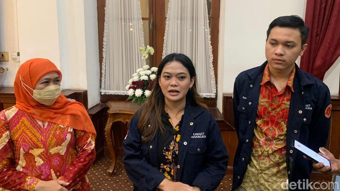 Gubernur Khofifah Indar Parawansa saat bertemu mahasiswa Unair