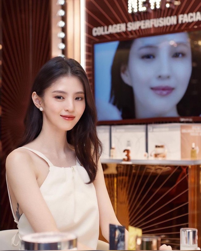 Tato lain bergambar bunga terlihat di bawah ketiak Han So Hee saat menghadiri acara perayaan anniversary brand fashion Lucky Chouette pada September 2022. Foto: dok. Instagram @hansohee.fanpage