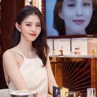 Tato lain bergambar bunga terlihat di bawah ketiak Han So Hee saat menghadiri acara perayaan anniversary brand fashion Lucky Chouette pada September 2022. Foto: dok. Instagram @hansohee.fanpage