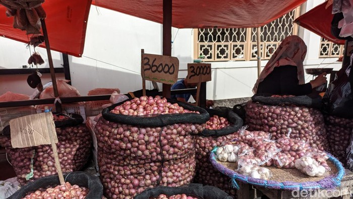 Pedagang di pasar Terong Makassar, Sulawesi Selatan, mulai menaikkan harga bahan pokok.