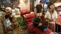 Para pedagang beraktivitas di tengah barang dagangannya. 