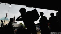 Buruh panggul melakukan bongkar muat. Para pedagang mulai bersiap menaikkan harga dari yang ada saat ini.